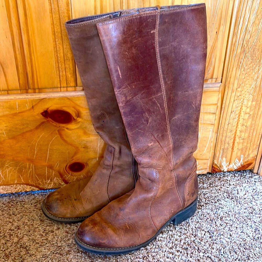 Clarks leather boots size 8.5